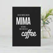 Mima darf nie angehen, bevor sie Kaffee hat Einladung (Stehend Vorderseite)