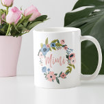 Mimi Brush Script Typografischer Blumenkranz Kaffeetasse<br><div class="desc">Zeigen Sie Ihrer Großmutter (Mimi) Ihre Liebe mit unserer personalisierten Mimi-Tasse. Unser Design zeigt unseren wunderschönen Blumenkranz mit "mimi",  der in einem schönen Schriftart mit Pinselstrichen dargestellt ist. Alle Illustrationen sind handgezeichnet Originalwerke von Moodthology.</div>