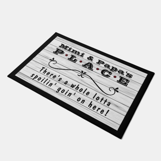 Mimi und Papas Platz Rustikal Lotta Spoilin Fußmatte (Schrägansicht)