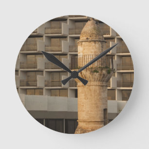 Minarett der Jama al-Bahr-Moschee am Wasser Runde Wanduhr