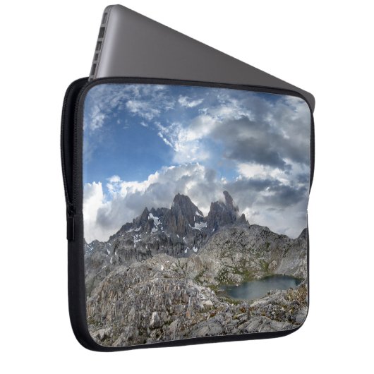 Minarettpanorama über den Seen von Nydiver - Sierr Laptopschutzhülle (Vorne Rechts)