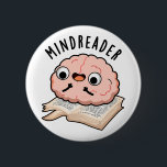Mind Reader Funny Brain Pun Button<br><div class="desc">Mind Reader Funny Brain Pun zeigt ein niedliches Gehirn,  das ein Buch liest. Perfektes Pun-Geschenk für Familie und Freunde,  die niedliche Gehirnpistolen Liebe.</div>