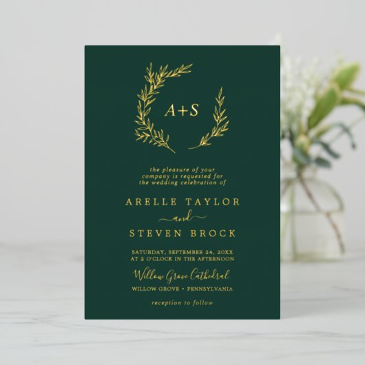 Mindestleaf | Gold Foil Emerald Monogram Wedding Folieneinladung (Stehend vorne)