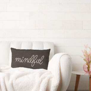 MINDFUL Seiltext auf dunklem Holz Lendenkissen