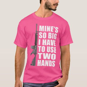 Mine ist so groß, dass ich zwei Hände Funny Rifle T-Shirt