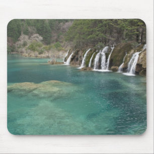 Mineralienablagerungen bilden Wasserfälle und klar Mousepad