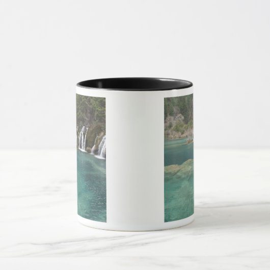 Mineralvorkommen machen Wasserfälle und klare Tasse (Zentrum)