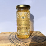 Mini 2"x 3,75" Gold Honey Label mit Heraldic Bee<br><div class="desc">Ein altmodischer französischer "Revival"-Schriftart mit Prägung verleiht Ihrem Namen einen eleganten Look auf diesem kleinen Honiglabel. Die heraldische Biene stammt aus dem Wappen eines Barons aus dem 13. Jahrhundert. Bienen waren die meist verbreiteten Insekten, die in der Heraldry dargestellt wurden, und sind Symbole der Industrie und harter Arbeit. Feine Wabenmuster...</div>