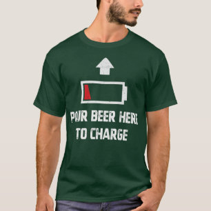 Mini-Batterien Pour Bier hier zum Aufladen der Son T-Shirt