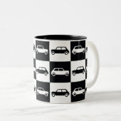 Mini-Cooper mit schwarzer Checkerboard Zweifarbige Tasse (VorderseiteRechts)