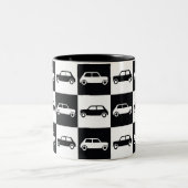 Mini-Cooper mit schwarzer Checkerboard Zweifarbige Tasse (Mittel)