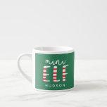 Mini Elf festliche rote, grüne und weiße Weihnacht Espressotasse<br><div class="desc">Mini Elf festliche rot,  grün und weiß Weihnachtsdesign. Entsprechende FamilienWeihnachtsgeschenke.</div>