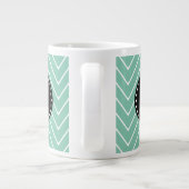 Mini-Grünes Zickzack Muster| Schwarze Monogramm Jumbo-Tasse (Rückseite)