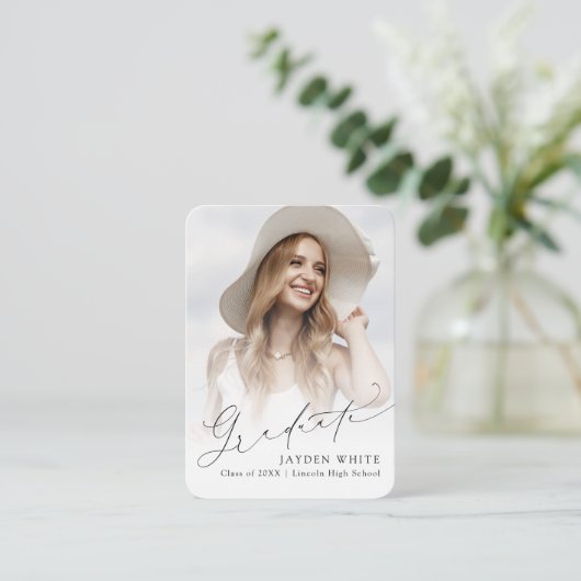 Mini Modern Chic Script Foto Abschluss laden Begleitkarte (Stehend Vorderseite)