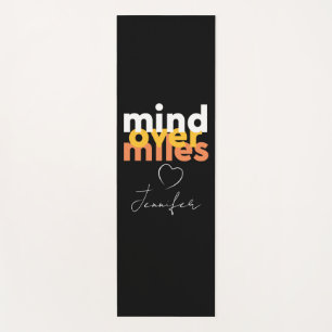Mini-Motivation mit Gelb auf schwarzer Typografie Yogamatte