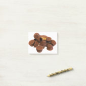 Mini-Schokolade und Erdnuss-Leckereien Post-it Klebezettel (Auf Schreibtisch)