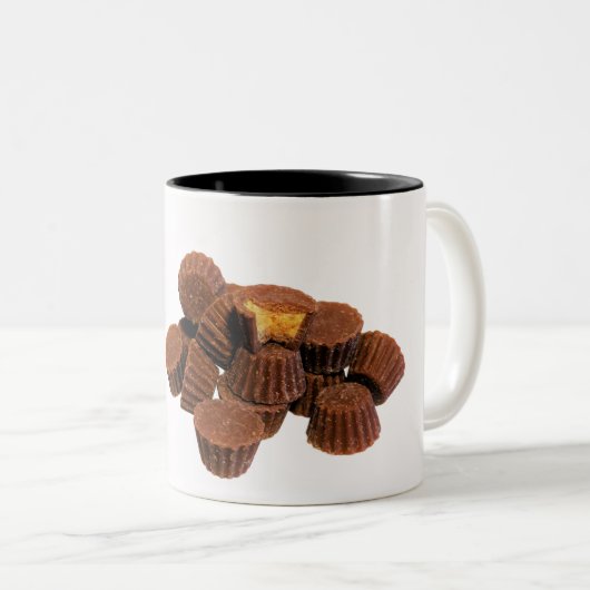 Mini-Schokolade und Erdnuss-Leckereien Zweifarbige Tasse (VorderseiteRechts)