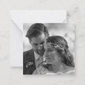 MINI Script Schwarz-weißes neu verheiratetes Foto Mitteilungskarte (Rückseite)