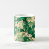 Mini weiße Blumen mit Blättermuster Kaffeetasse (Mittel)