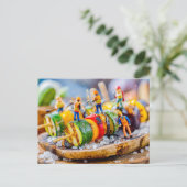 Miniarbeiter, die Gemüsespieße zubereiten Feiertagspostkarte (Stehend Vorderseite)