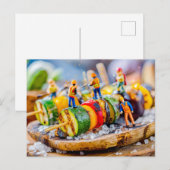 Miniarbeiter, die Gemüsespieße zubereiten Feiertagspostkarte (Vorne/Hinten)