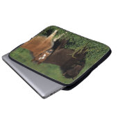 Miniatur fohlt im Gras Laptopschutzhülle (Vorne Knopf)