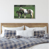Miniatur-Mare & Foal-Stehend Leinwanddruck (Insitu (Schlafzimmer))
