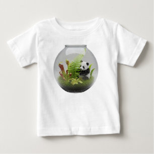 Miniatur-Panda im exotischen Pflanzenterrarium Baby T-shirt