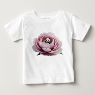 Miniatur-Panda ruht in taufeuchter Päonie Baby T-shirt