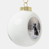 Miniatur Schnauzer lassen es Schnee Weihnachten Keramik Kugel-Ornament (Links)