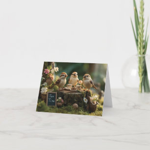 Miniatur-Vogel-Figuren bei einer Wald-Teeparty Feiertagskarte
