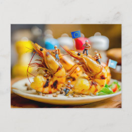 Miniaturarbeiter, die Garnelen vom Grill zubereite Feiertagspostkarte