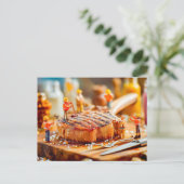 Miniaturarbeiter, die saftiges Rindsteak kochen Feiertagspostkarte (Stehend Vorderseite)