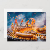 Miniaturarbeiter, die Würstchen und Schweinefleisc Feiertagspostkarte (Vorne/Hinten)