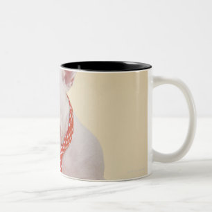 MiniaturBullterrier, der Laptop betrachtet, Zweifarbige Tasse