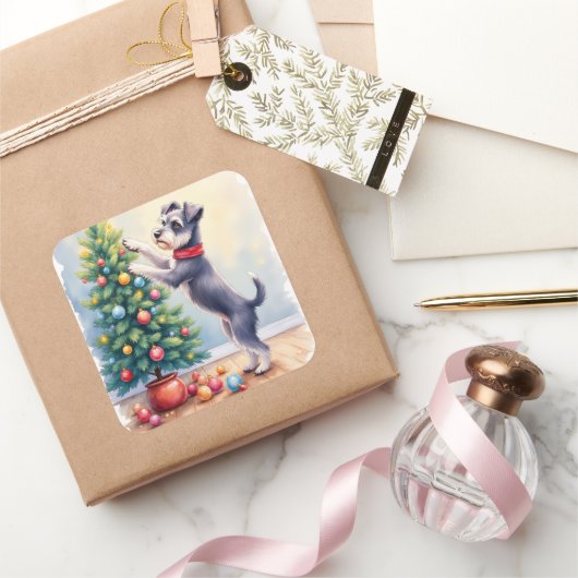 Miniature Schnauzer Decorating Christmas Tree Dog Quadratischer Aufkleber (Schenken)