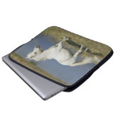 Miniaturpferd, das nahe Wasser läuft Laptopschutzhülle (Vorne Knopf)