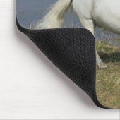 Miniaturpferd, das nahe Wasser läuft Mousepad (Ecke)