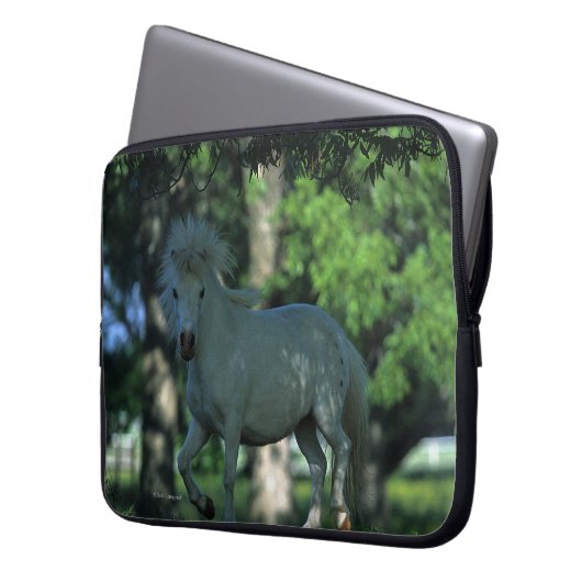 Miniaturpferd stehend in den Bäumen Laptopschutzhülle (Vorderseite Links)