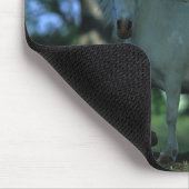 Miniaturpferd stehend in den Bäumen Mousepad (Ecke)