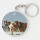 Miniaturpferde stehend im Schnee Schlüsselanhänger (Rückseite)