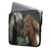Miniaturpferdeberühren Laptopschutzhülle (Vorderseite Links)