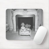 Miniaturpudel, die vor Kamin sitzen Mousepad (Mit Mouse)