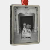 Miniaturpudel, die vor Kamin sitzen Silbernes Ornament (Rechts)
