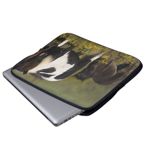 Miniaturstute u. Fohlen in den Blumen Laptopschutzhülle (Vorne Knopf)