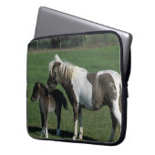 Miniaturstute u. Fohlen stehend Laptopschutzhülle (Vorderseite Links)