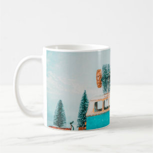 Miniaturwagen mit Weihnachtsbaum auf r Kaffeetasse
