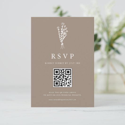 Minimailist Floral Bouquet Taupe QR Code Wedding RSVP Karte (Stehend Vorderseite)