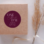 Minimal 1 Tag Hochzeit Probe Cranberry Runder Aufkleber<br><div class="desc">Minimalistisches Hochzeitsessen Probe Gunst-Aufkleber mit Typografie-Text,  der "noch einen Tag" sagt. Der Hintergrund ist Cranberry.</div>
