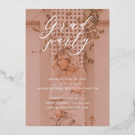 Minimal 2022 Grad Party Script Rosa Overlay Foto Folieneinladung (Rückseite)